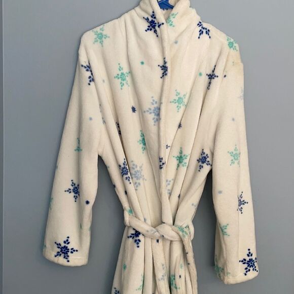 Medium Fleece Robe with Snowflakes ❄️ - Picture 1 of 4